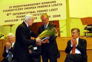 Juliusz Adamowski, President of the F. Liszt Society in Poland thanking Prof. Alexander Jenner, Chairman of the Jury. Photo by Maciej Szwed.